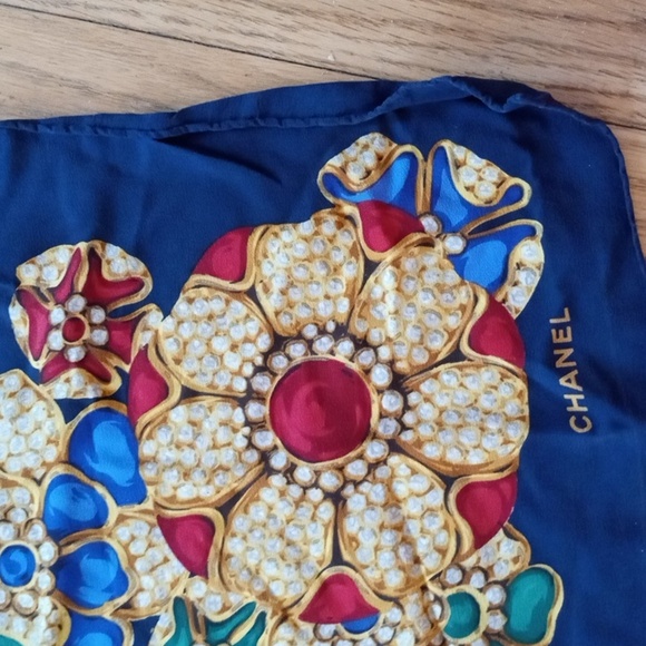 Authentic Chanel silk Scarf Vintage - Picture 4 of 7